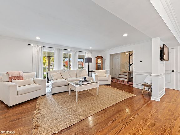 2nd image of 922 S Roosevelt Ave