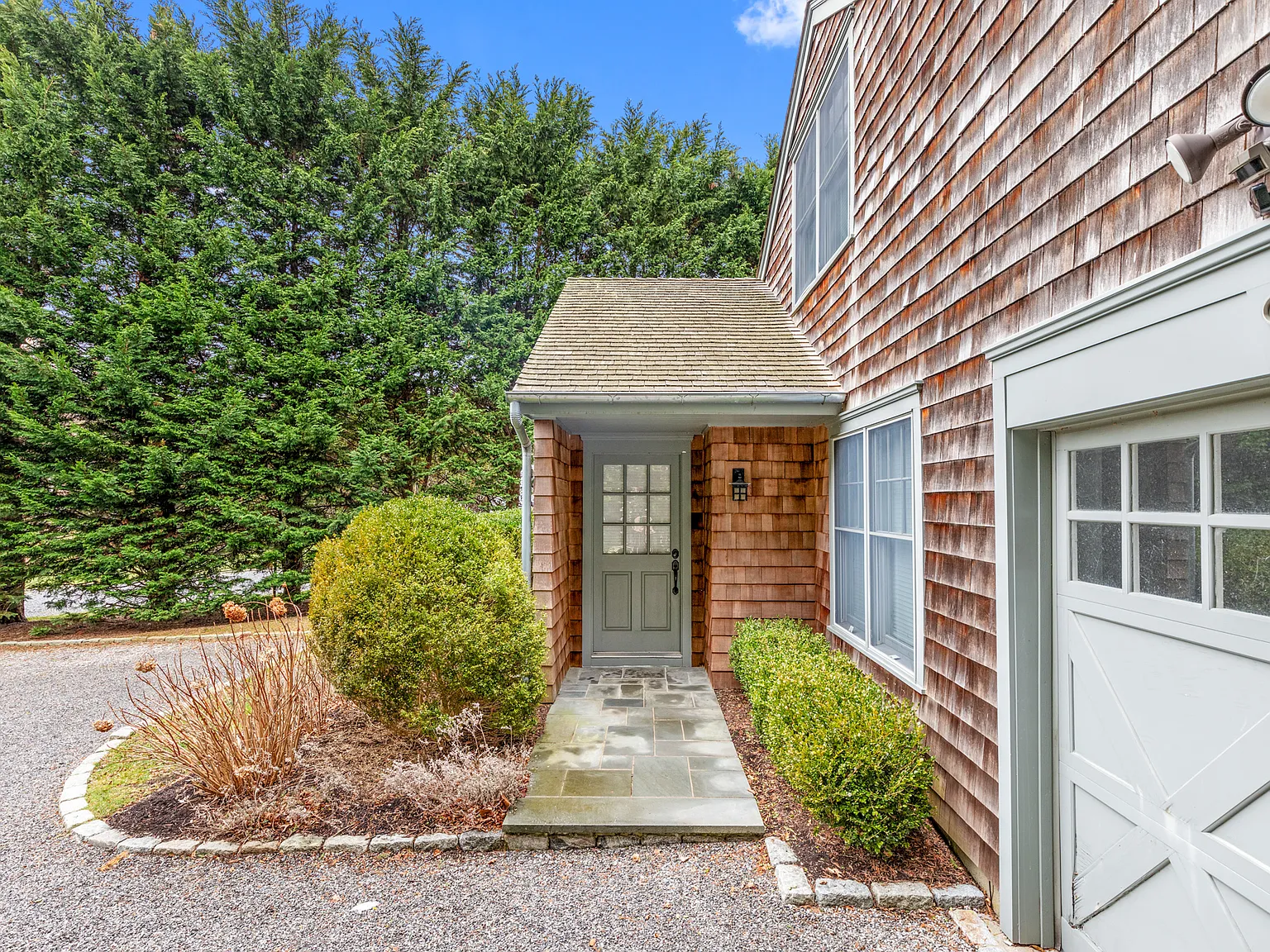 Minutes From Southampton Village and Beaches — Photo 3