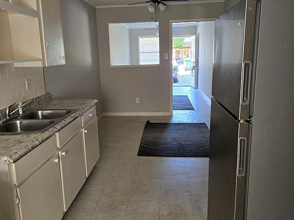 2nd image of 3808 Cochran St #3808