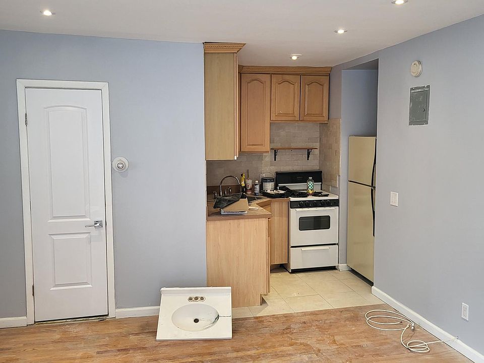 2nd image of 260 E Broadway APT 2