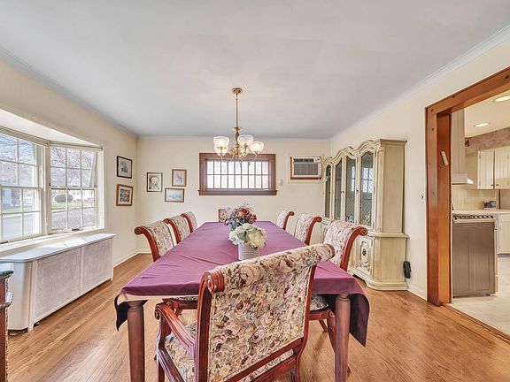 3rd image of 865 Livingston Rd