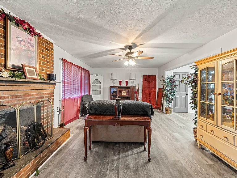 102 Adams Dr — Photo 5