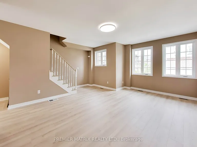 37 Shiff Cres — Photo 10