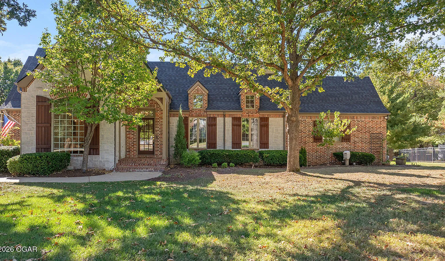 5 bed, 4.5 bath, 5117 sqft, $8,500 — Photo 1