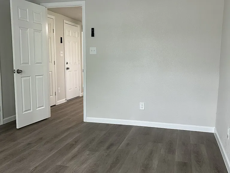 407 N Justin Ave #D — Photo 4