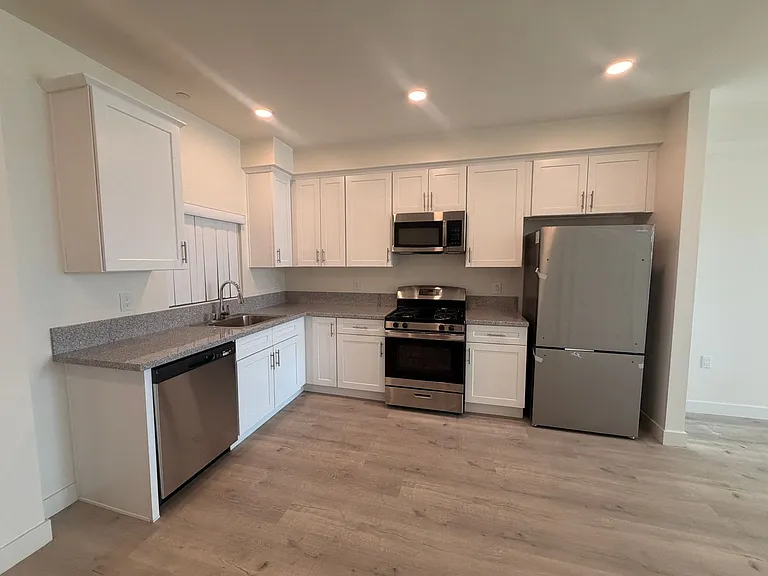 YaYa Glenoaks, LLC — Photo 16
