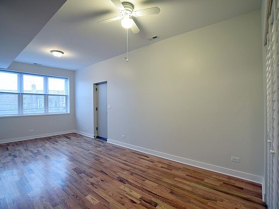 3rd image of 3804 W Montrose Ave #202