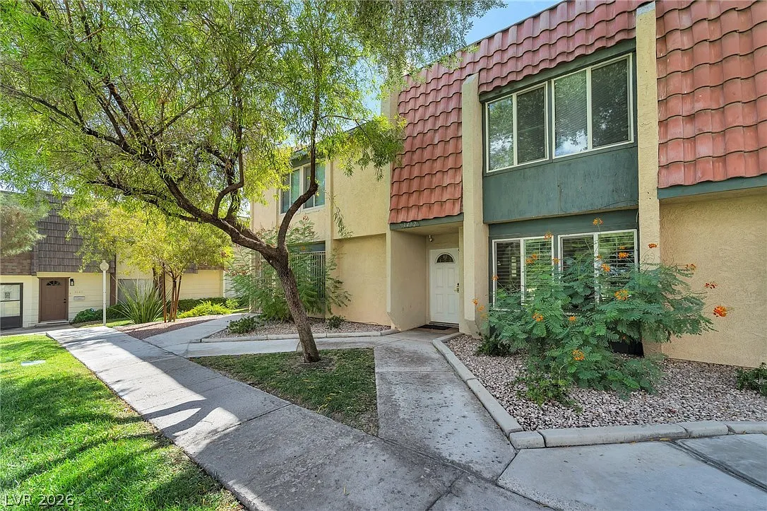 3 bed, 2.5 bath, 1816 sqft, $1,699 — Photo 2