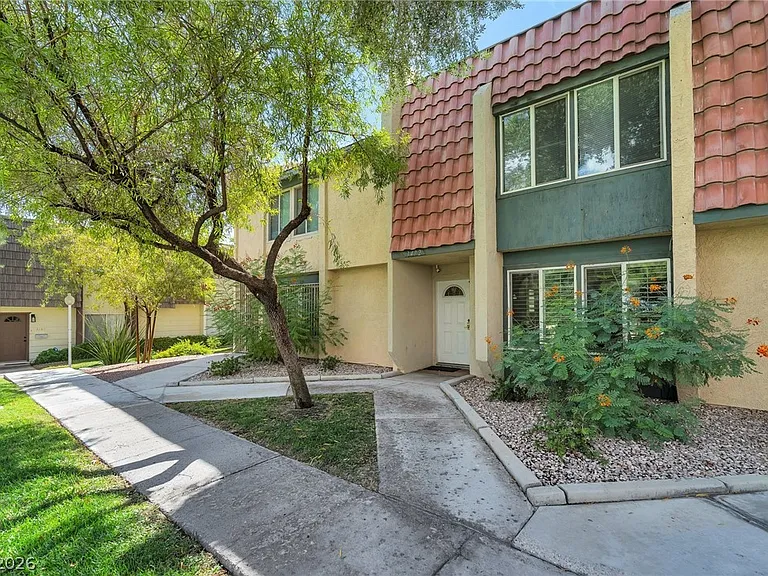 3472 Townhouse Dr — Photo 2