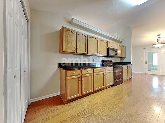 3rd image of 1710 Stilwell Cir