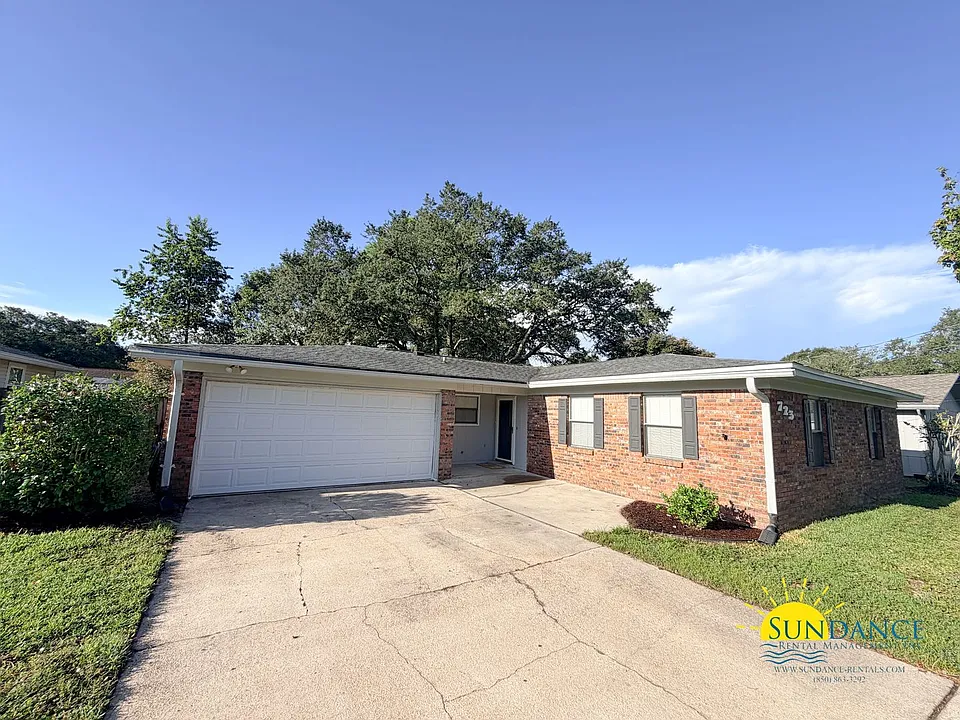 723 Clark Dr NW