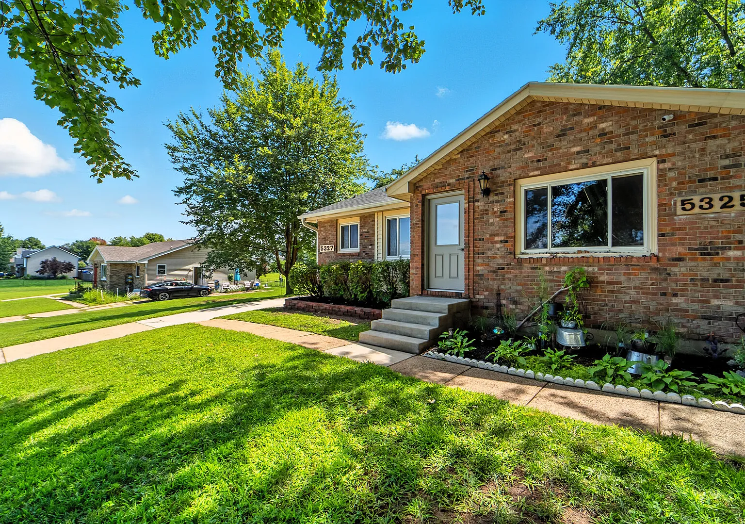 Modern, Cozy Living in Bright, Spacious 2BR / Perfect for Professional — Photo 2