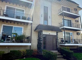39 W 66th St APT 5, Westmont, IL 60559