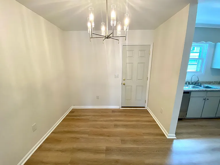 102 Picadilly Sq — Photo 4