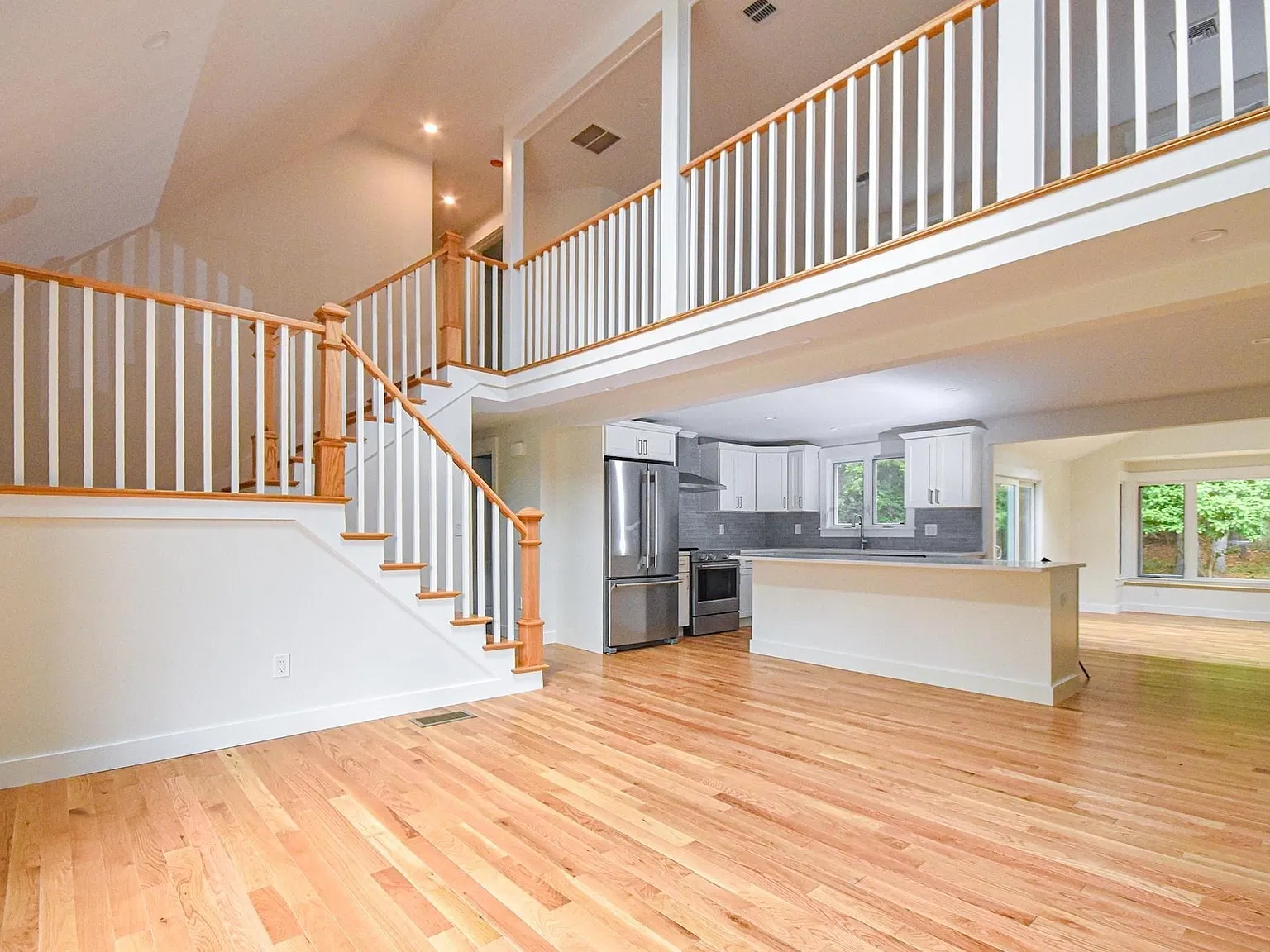 4 bed, 4.0 bath, 3494 sqft, $10,000 — Photo 2