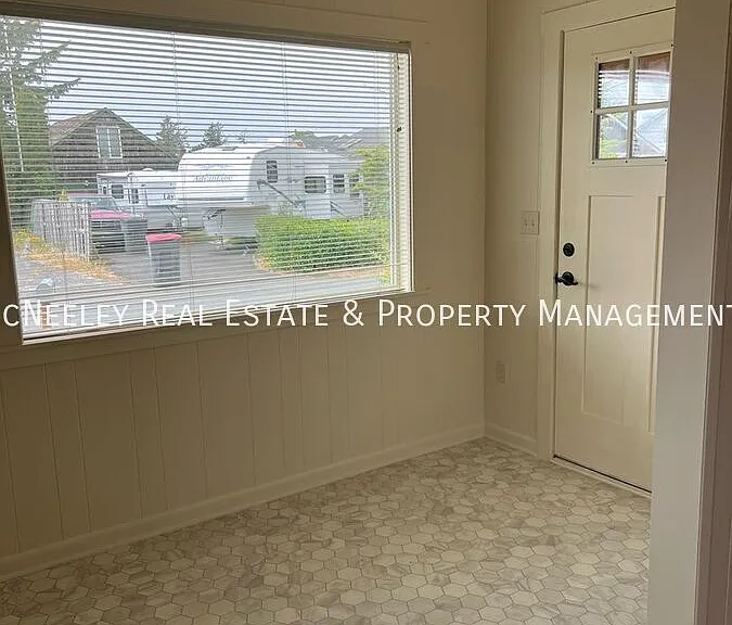 889 N Lincoln St — Photo 2