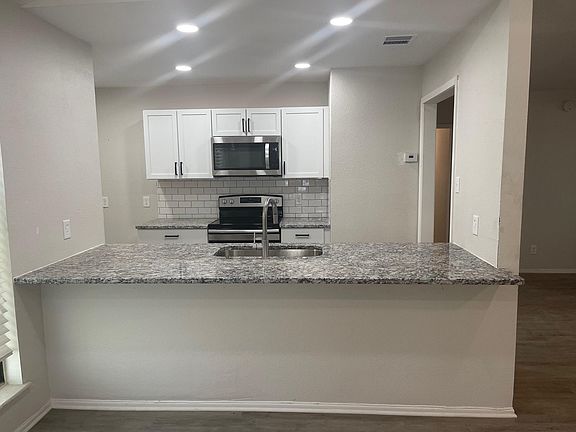 3rd image of 627 Oak Park Dr