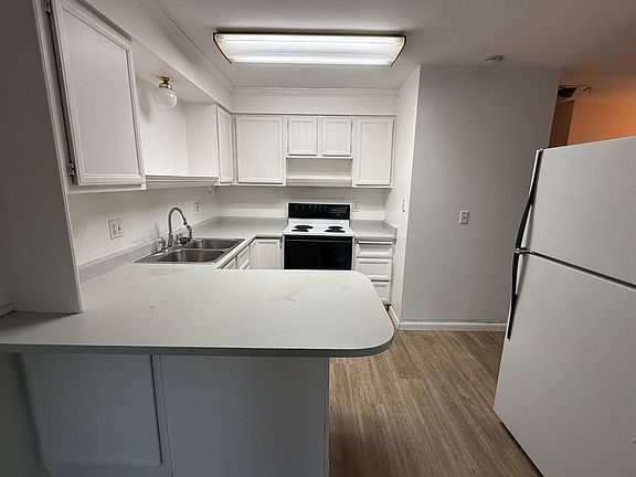 3rd image of 4473 S Edgeware Ln
