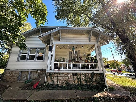 2nd image of 1528 E 51st St