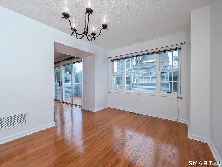 37 Wilton Crst #37 — Photo 13