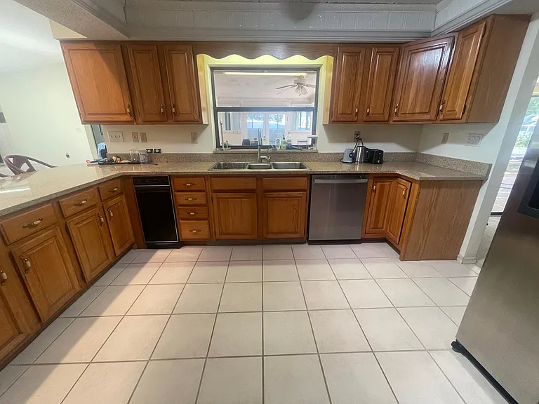 Kitchen-Common Area