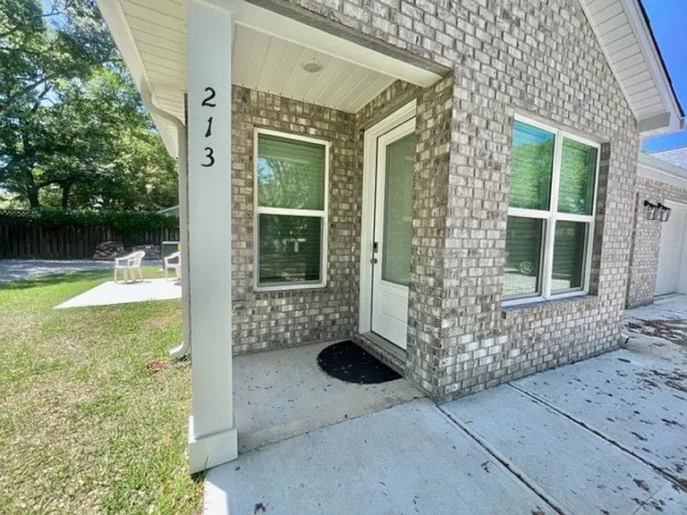 213 Allen St — Photo 3