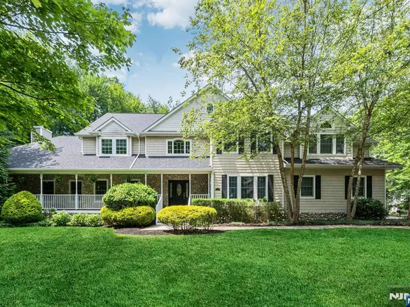 205 Carmal Ct, Wyckoff, NJ 07481