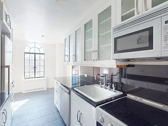 5th image of 1 Christopher St APT 15D