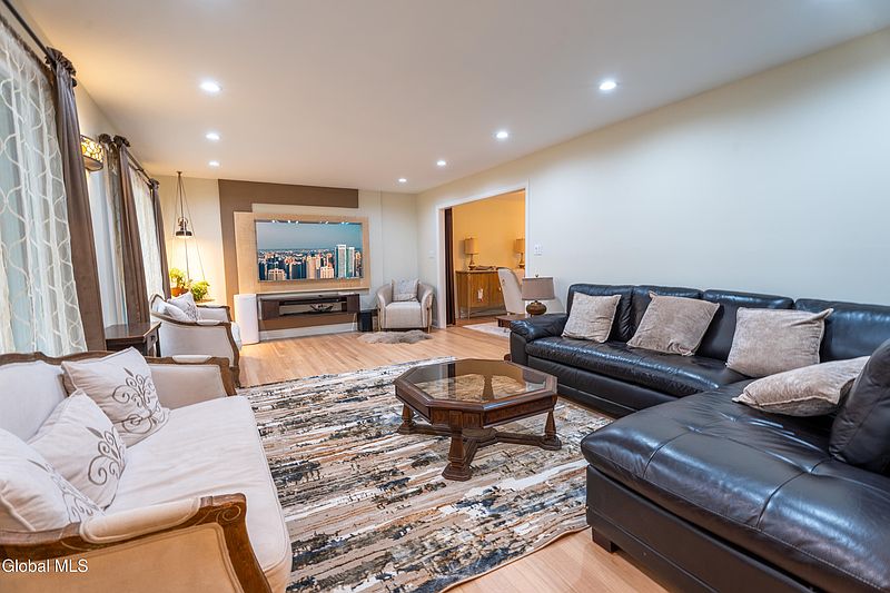 4th image of 2292 Pinehaven Drive