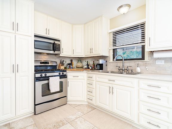 3rd image of 15420 Las Flores Ln