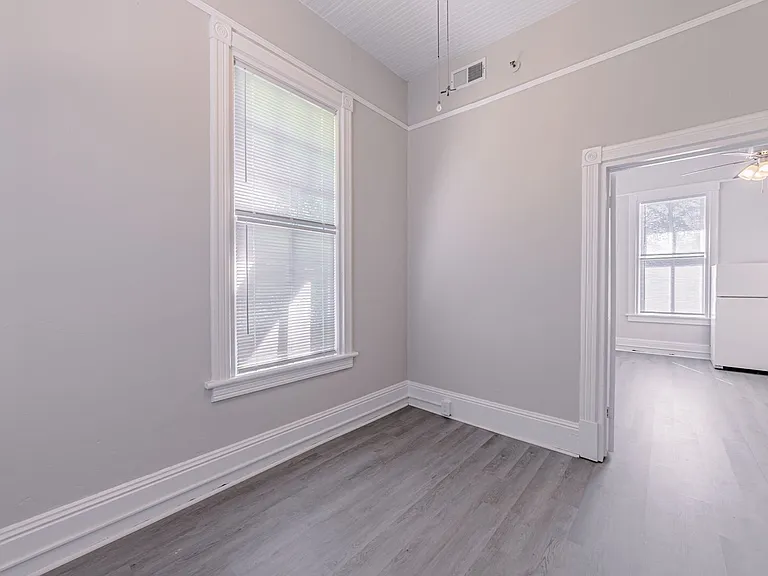 Victorian Village Apartments — Photo 28