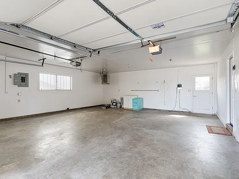 2960 S Apple St — Photo 30