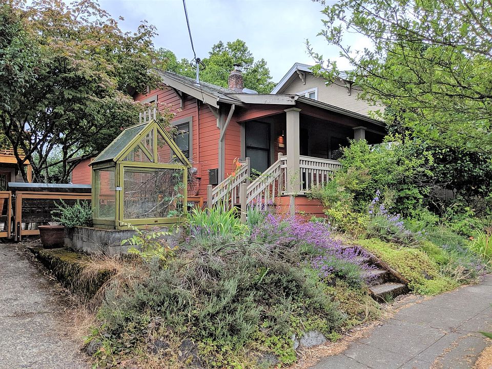 Gorgeous classic craftsman bunglaw with full front porch and period details
