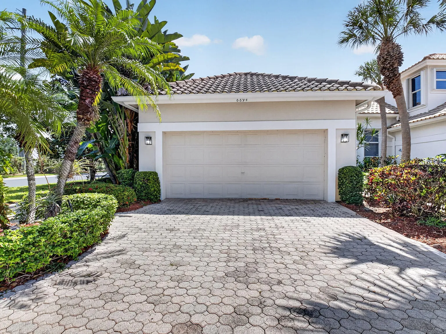 3 bed, 2.0 bath, 1629 sqft, $10,000 — Photo 2