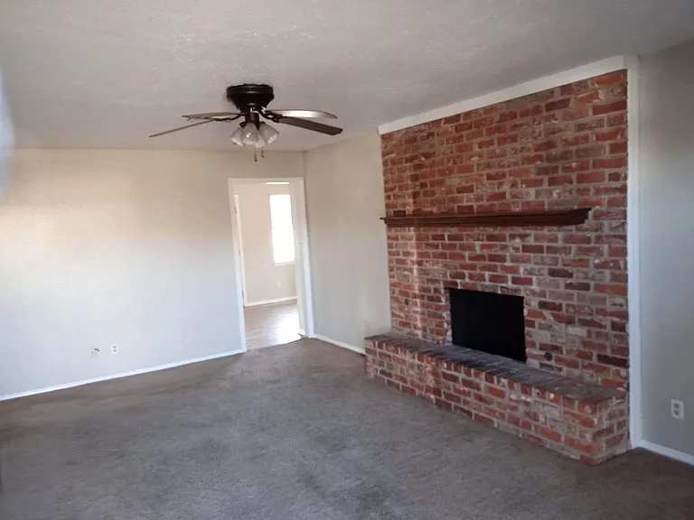 616 Briarwood Ln — Photo 3