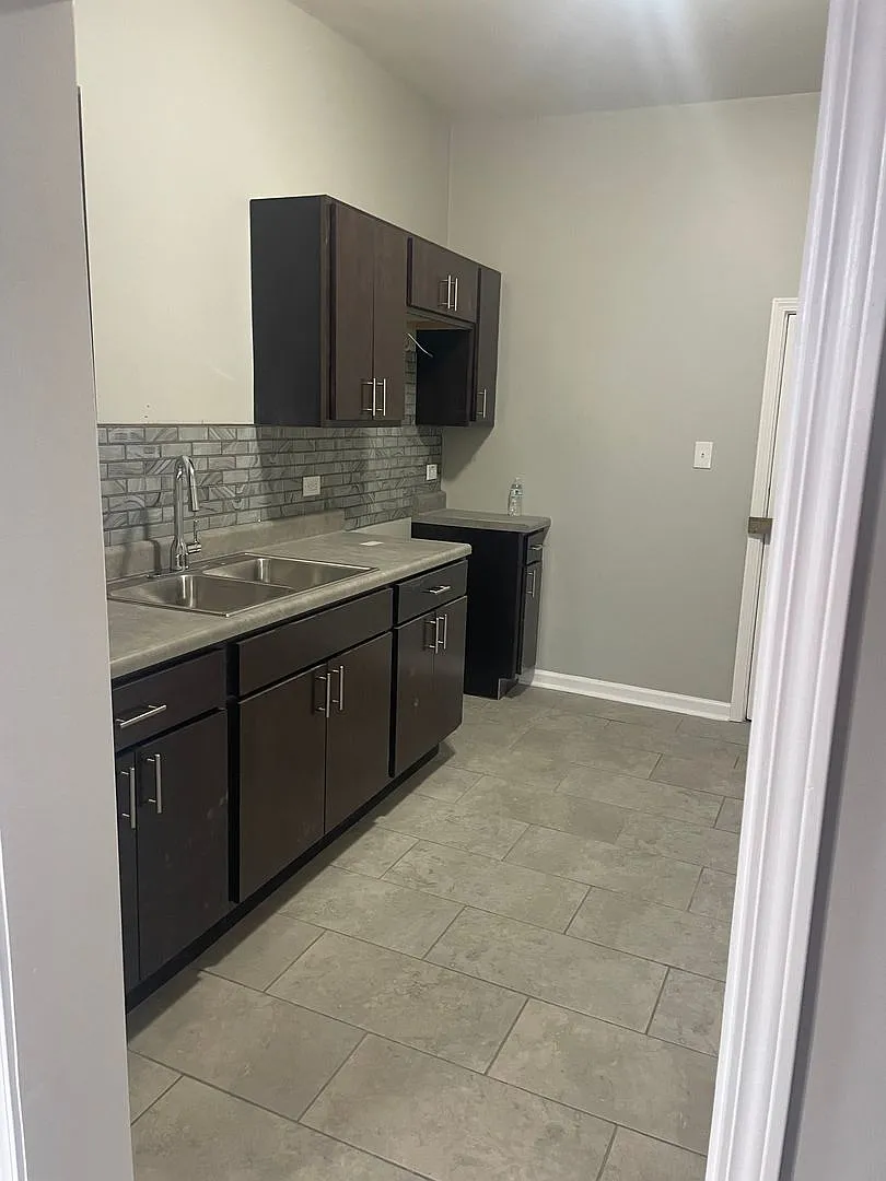 7652 S Dante Ave — Photo 2