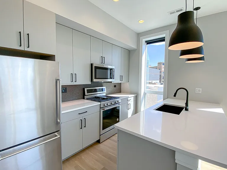 1050 W. Cornelia — Photo 5
