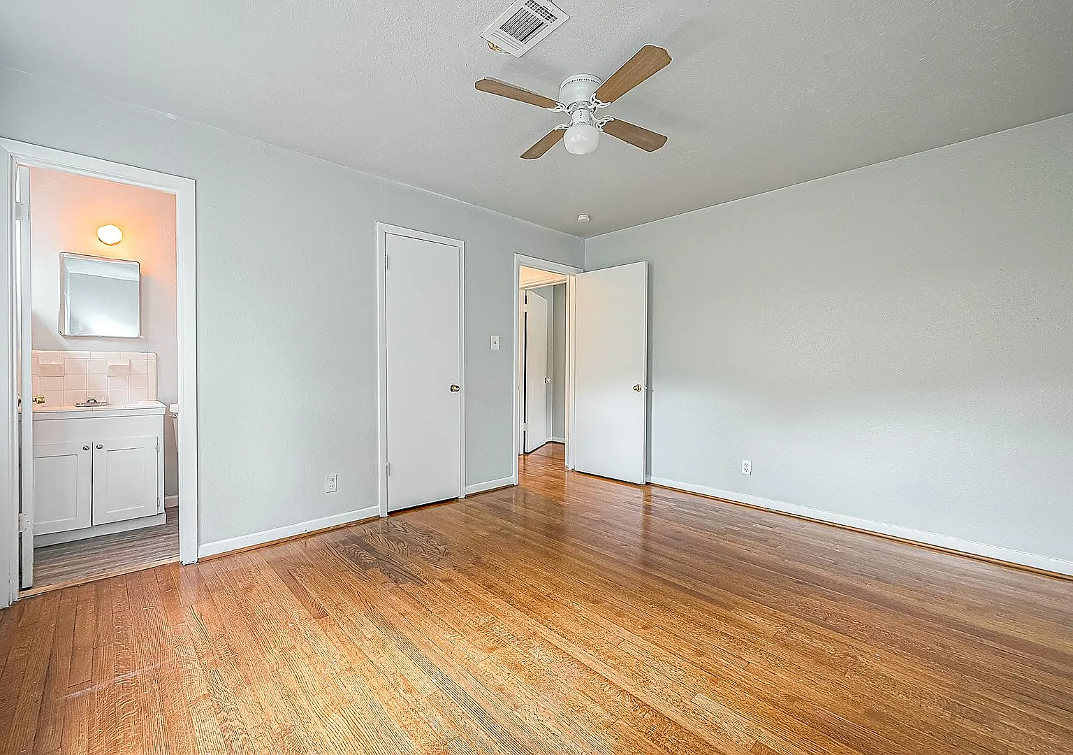 Spacious 4-Bedroom Retreat Near Downtown Houston & Major Highways — Photo 3