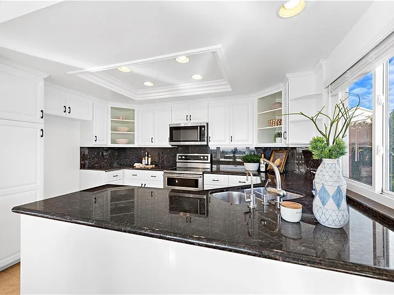 Kitchen with side window, end unit