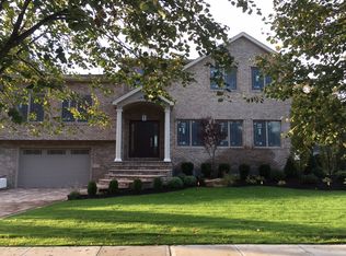 7 Lilac Dr, Syosset, NY 11791