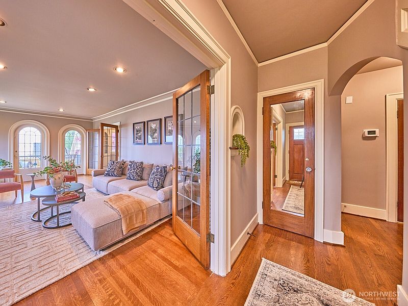 5th image of 700 W Prospect Street