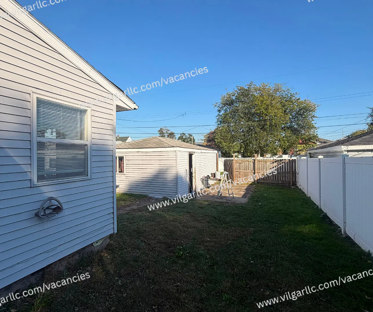 3 large bedrooms, 2 full bathrooms, spaces rec room, oversized/dual purpose living, kitchen with ... — Photo 4