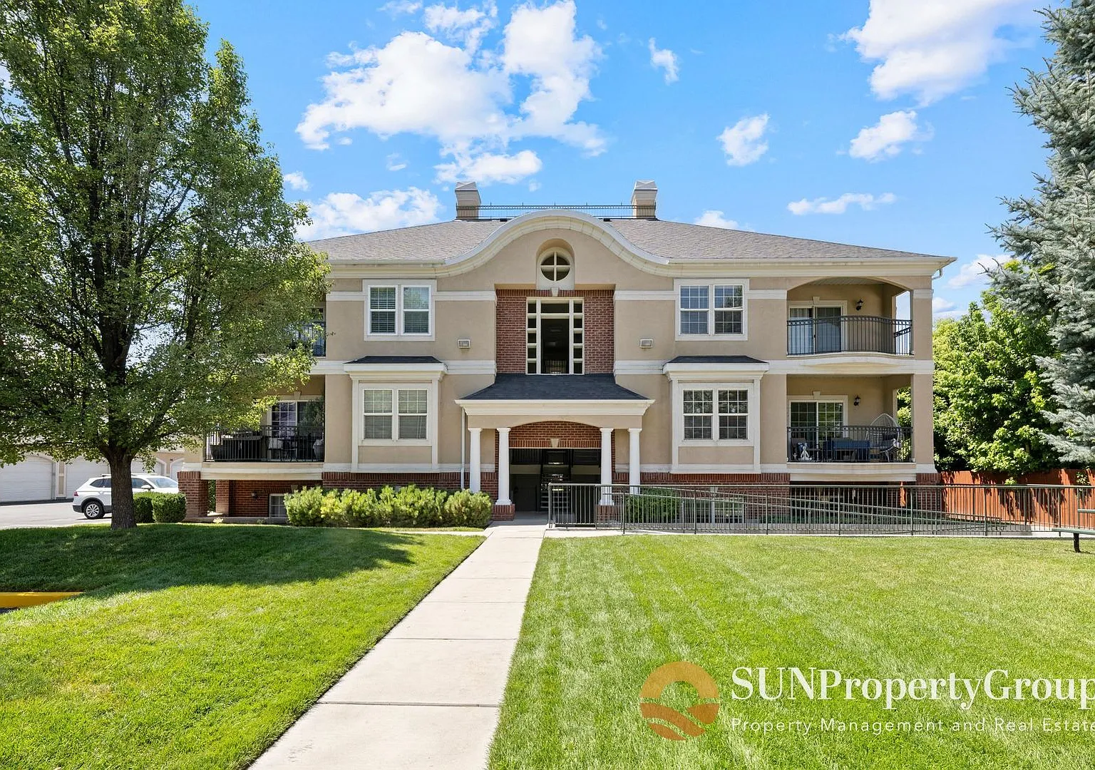 Luxury Condo In Desirable Salt Lake Community — Photo 1