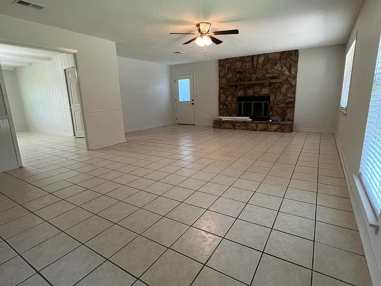 2819 Lawnwood Dr — Photo 3