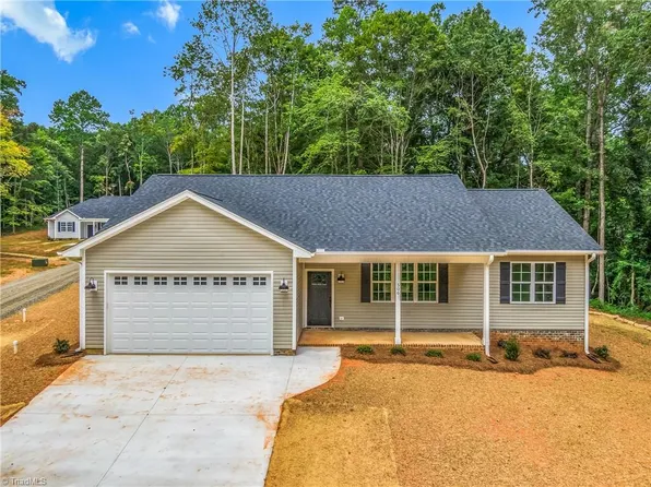 506 Carolina Ave, Yadkinville, NC 27055