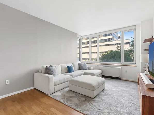 635 W 42nd St APT 4B, New York, NY 10036