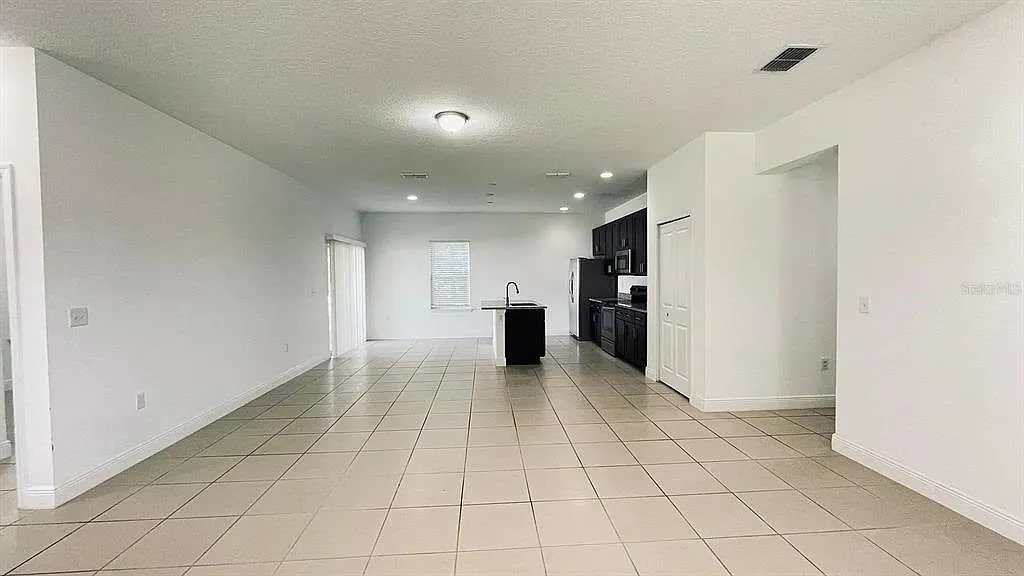 3 bed, 2.0 bath, 1451 sqft, $2,400 — Photo 3