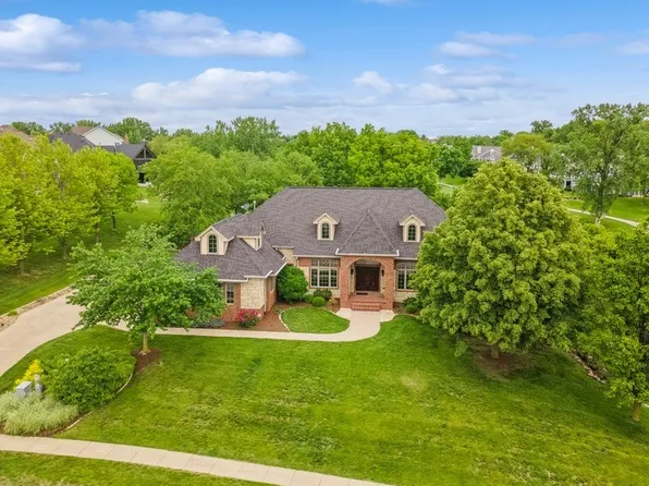 5703 Chestnut Ln, West Des Moines, IA 50266