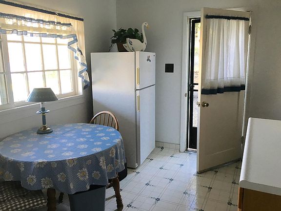 entry into kitchen/breakfast area