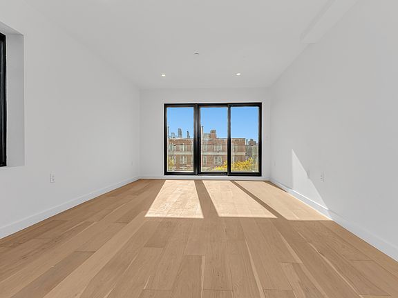 4th image of 21-08 31st St #Penthouse